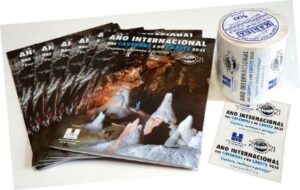 Folhetos e etiquetas comemorativas ao IYCK produzidos pelo EGMS para distribuição nos eventos pelo Brasil.
